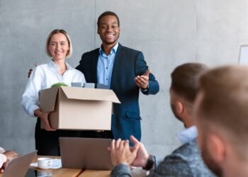 Pessoa passando por mudanças e transições importantes, simbolizando adaptação emocional com apoio terapêutico da psicóloga Luana Amaral.