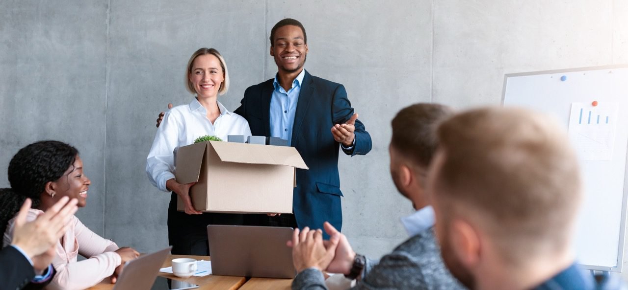 Pessoa passando por mudanças e transições importantes, simbolizando adaptação emocional com apoio terapêutico da psicóloga Luana Amaral.