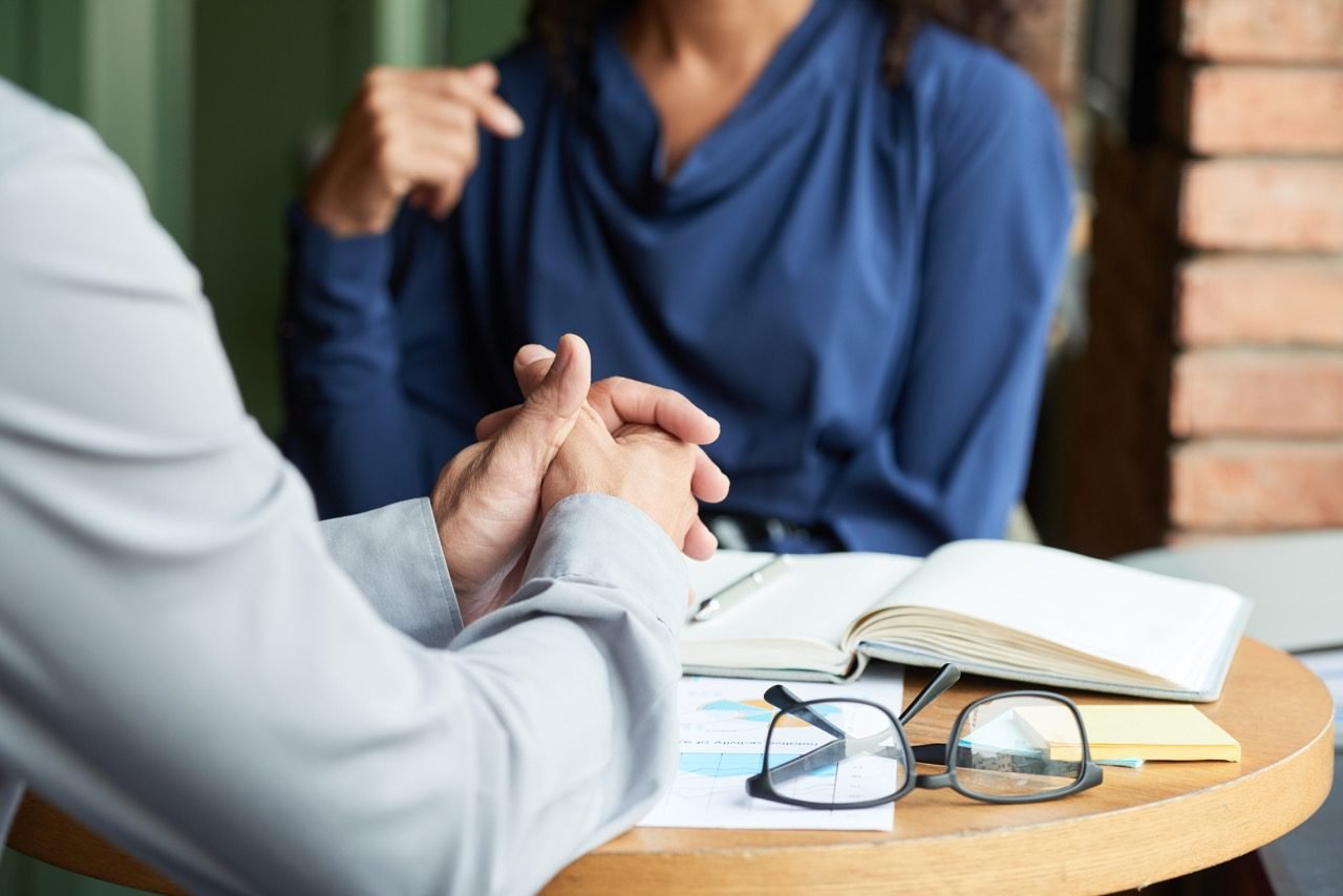 Pessoa em sessão de terapia online entendendo vantagens de identificar narcisismo