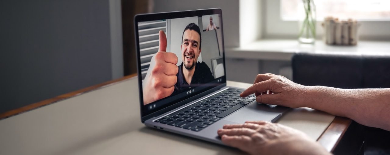 Pessoa em reflexão profunda durante sessão de psicoterapia