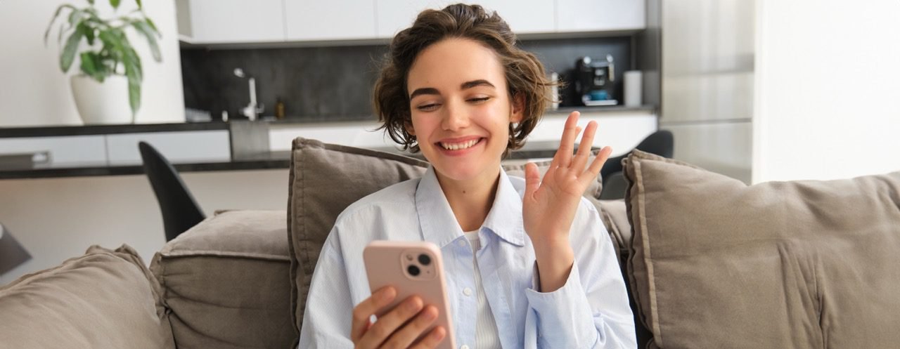 Psicóloga refletindo com paciente sobre crenças equivocadas sobre terapia