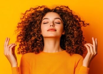 Psicóloga auxiliando na gestão emocional, representando apoio terapêutico online para equilíbrio das emoções com Luana Amaral.