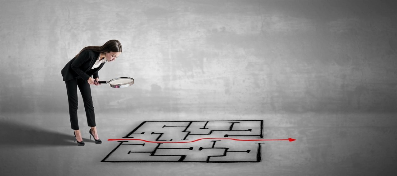 Ilustração do cérebro indeciso entre diferentes caminhos