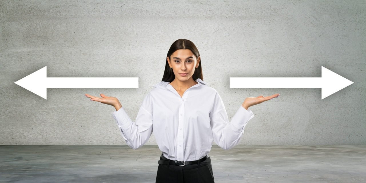 Psicóloga em sessão online apoiando paciente em momento de transição