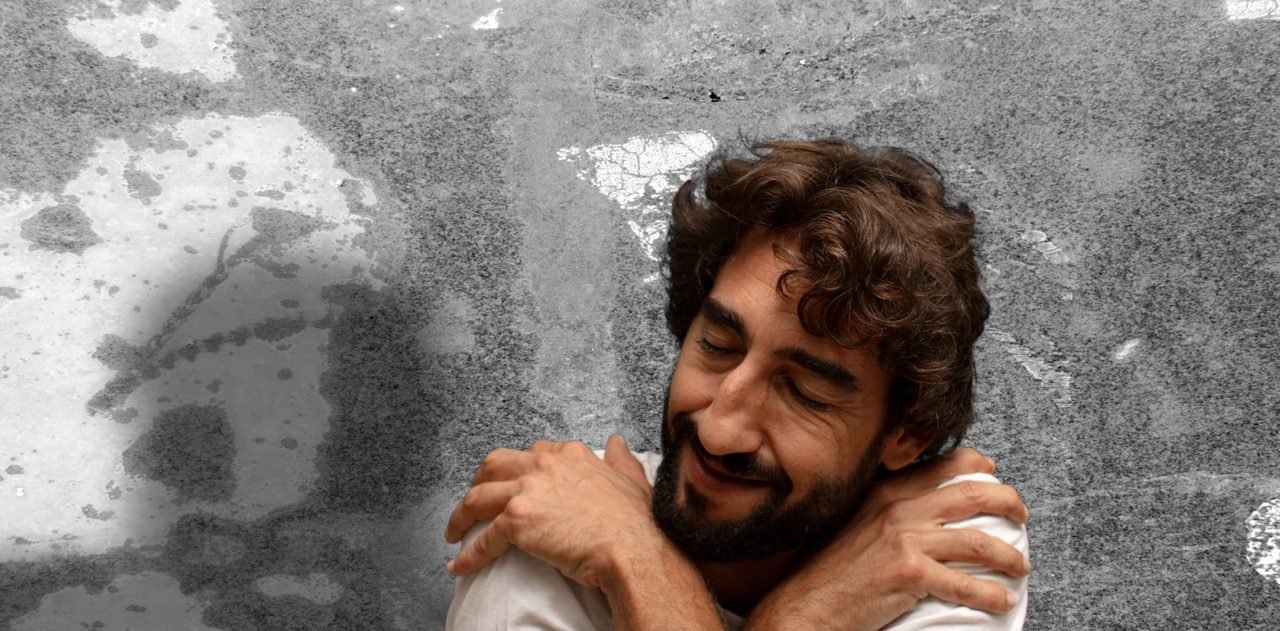 Pessoa em processo terapêutico compreendendo padrões de narcisismo